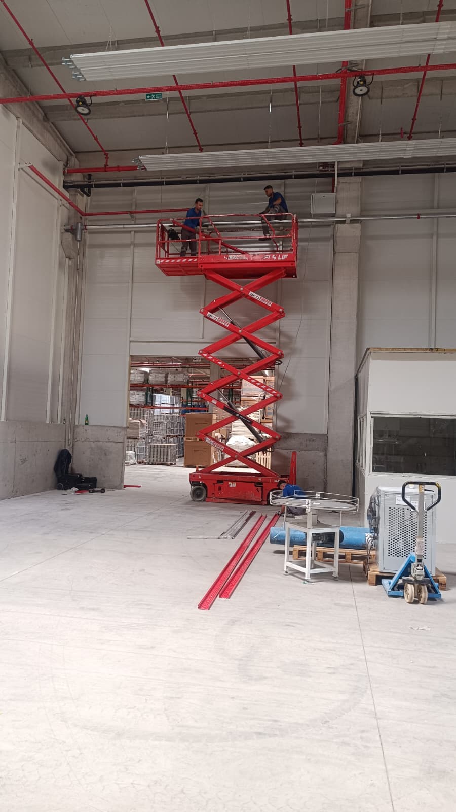 Kapalı mekanda platform ile bakım çalışması